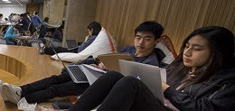 Studenten in Sorrells Library van Carnegie Mellon University