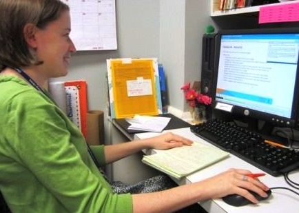 Foto van een medewerker in de Charlotte Mecklenburg Library