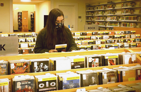 Bibliotheekgebruiker zoekt in Lakewood Public Library
