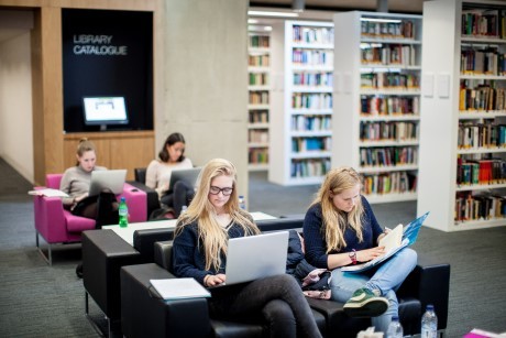Studenten aan het werk in de bibliotheek van Oxford Brookes University