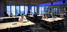 Studenten aan het werk in de bibliotheek van het SAE Institute, Sydney