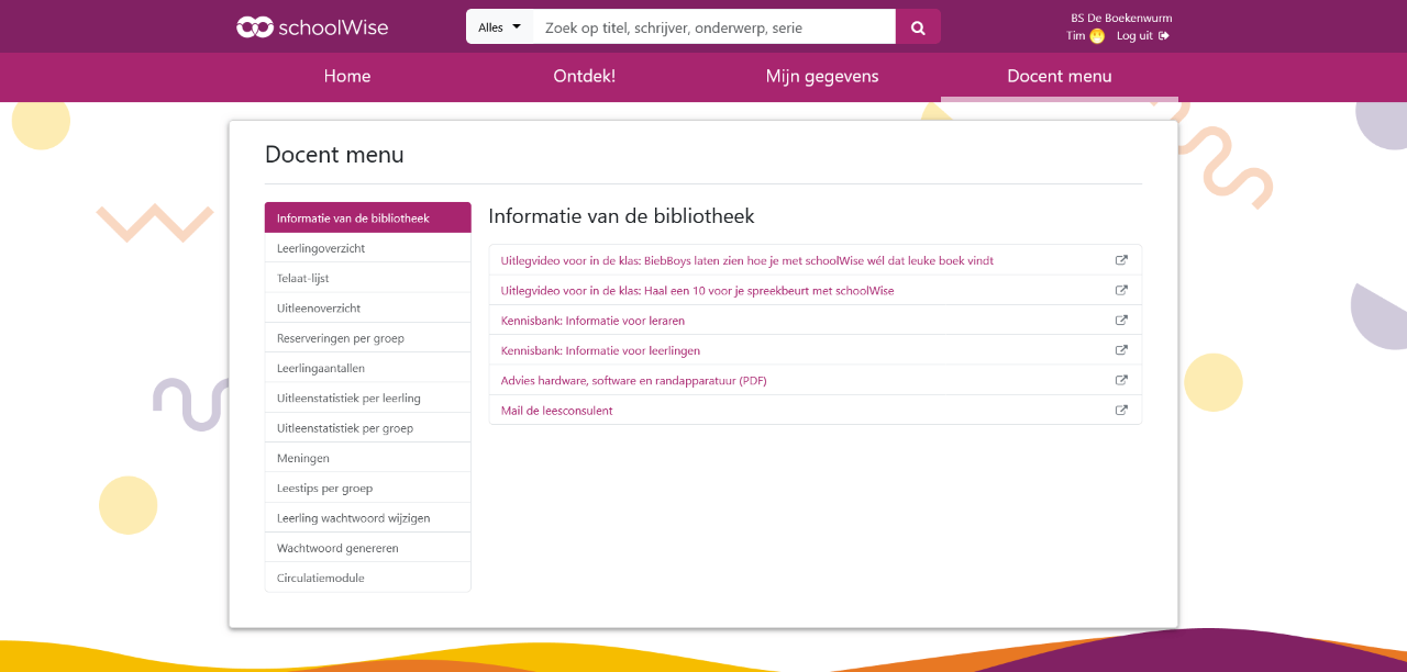   Screenshot van het "Docent menu" in de schoolWise-omgeving. Links staat een lijst met opties zoals "Leerlingoverzicht", "Telaat-lijst", "Uitleenoverzicht", "Reservingen per groep", en meer. Rechts is een sectie met links onder de kop "Informatie van de bibliotheek", waaronder uitlegvideo's, kennisbankinformatie, een PDF met hardware- en softwareadvies, en een link om de leesconsulent te mailen. Het scherm heeft een paarse bovenbalk met navigatieopties zoals "Home", "Ontdek!" en "Mijn gegevens". Op de achtergrond zijn kleurrijke abstracte vormen zichtbaar.