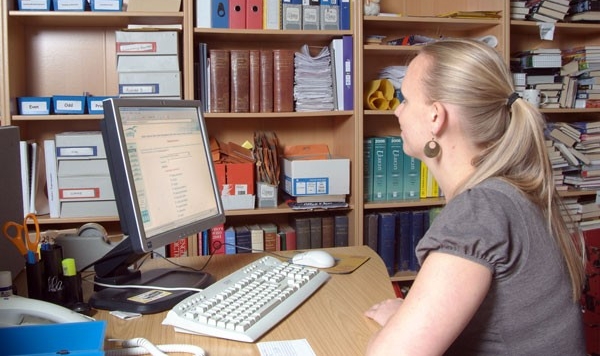Student op computer in bibliotheek