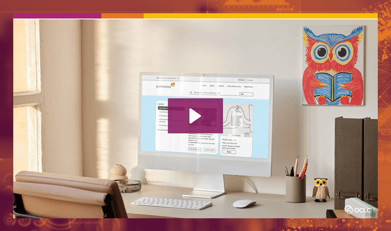 Een moderne werkplek met een computerscherm waarop de jeugdcatalogus juniorWise te zien is. Op het scherm staat een paarse afspeelknop, klaar om een video te starten. Een kleurrijke tekening van een uil hangt aan de muur, en op het bureau staan kantoorbenodigdheden en een klein uilenbeeldje.