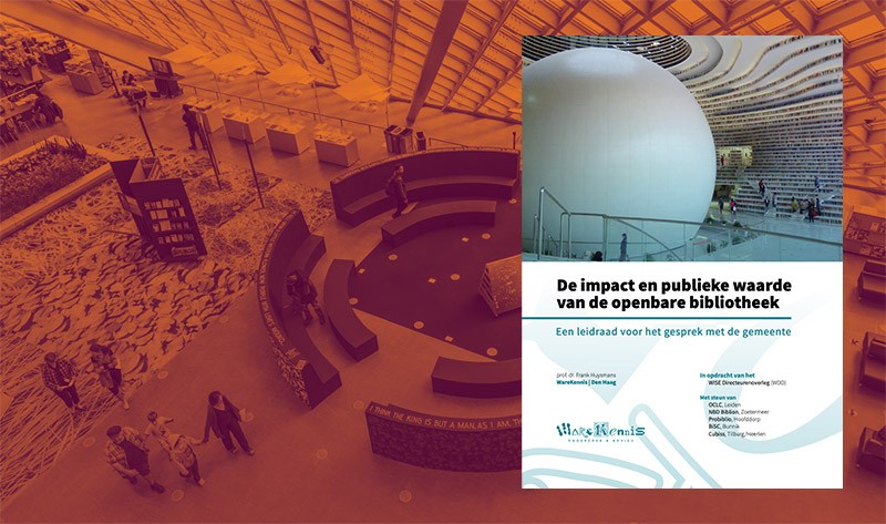 Een omslag van een rapport met de titel "De impact en publieke waarde van de openbare bibliotheek: Een leidraad voor het gesprek met de gemeente". Op de achtergrond is een moderne bibliotheekruimte te zien met een opvallend architectonisch ontwerp, waaronder een grote witte bol en gebogen boekenrekken. Mensen lopen door de ruimte en zitten op halfronde zitbanken.