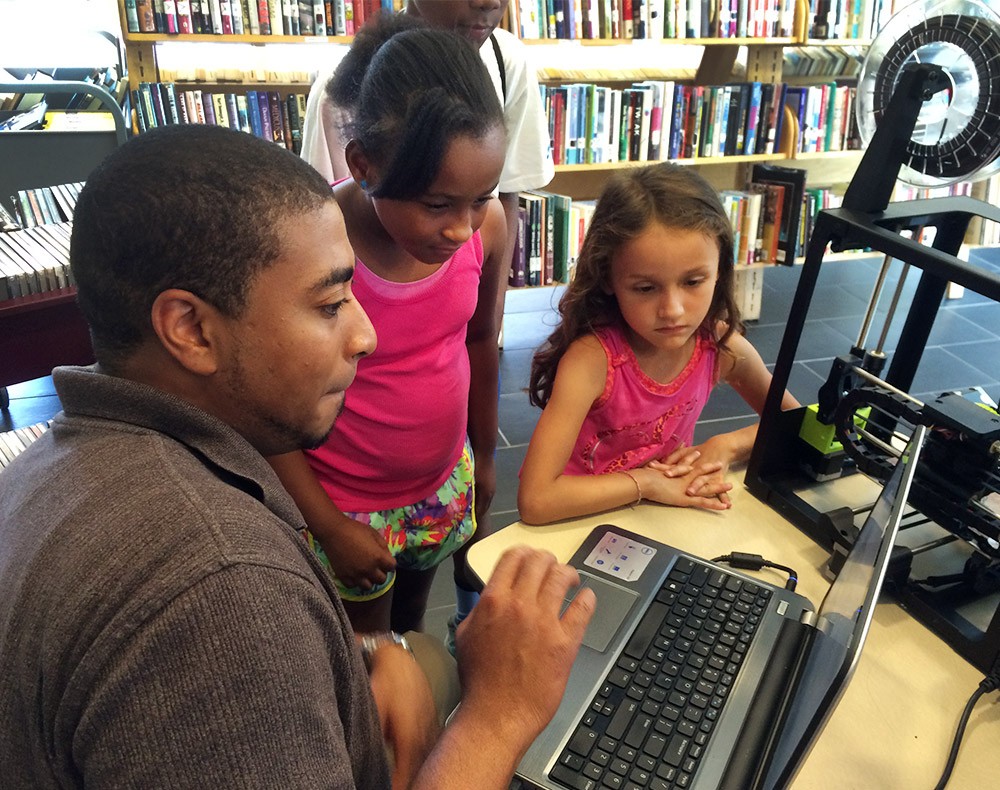 照片：孩子们在公共图书馆学习 3D 打印