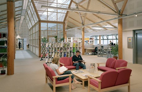 照片：哈珀·亚当斯大学图书馆内部，哈珀·亚当斯大学供图