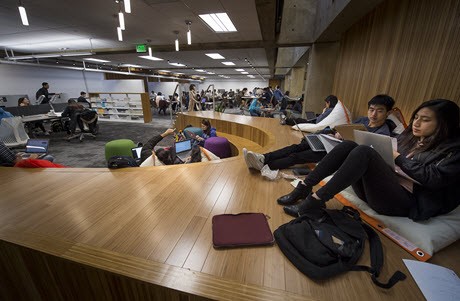学生在卡内基·梅隆大学 Sorrells 图书馆
