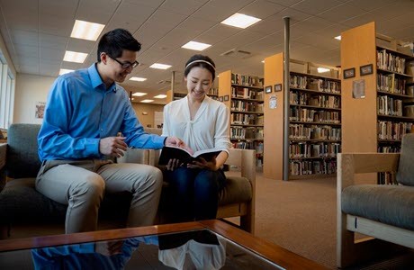 使用 Gateway Seminary 图书馆的学生