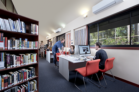 在悉尼 SAE 学院图书馆学习的学生