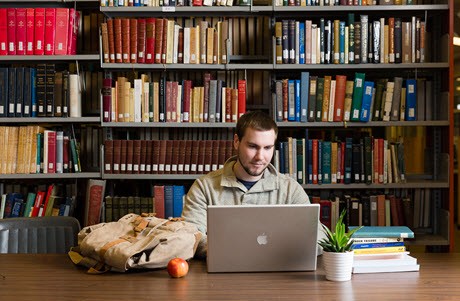 温尼伯大学图书馆中的学生
