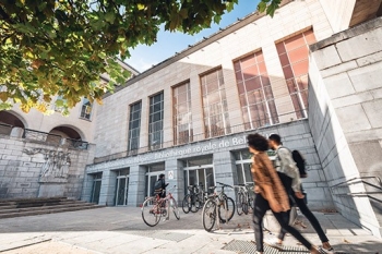 照片：比利时皇家图书馆外部，自行车和学生