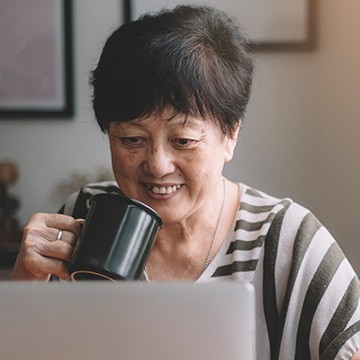 照片：正在开展在线研究的年长女性