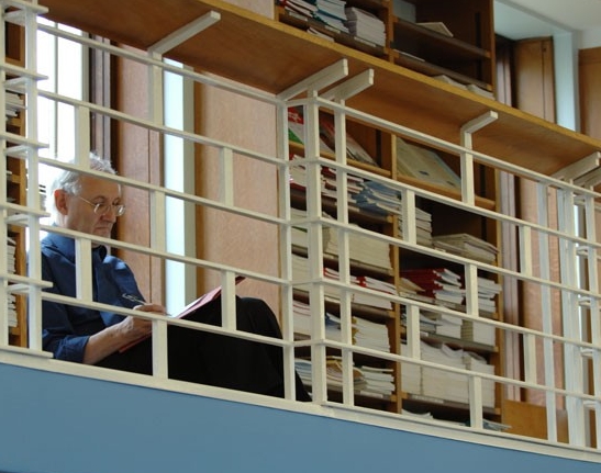 在图书馆中阅读的男士