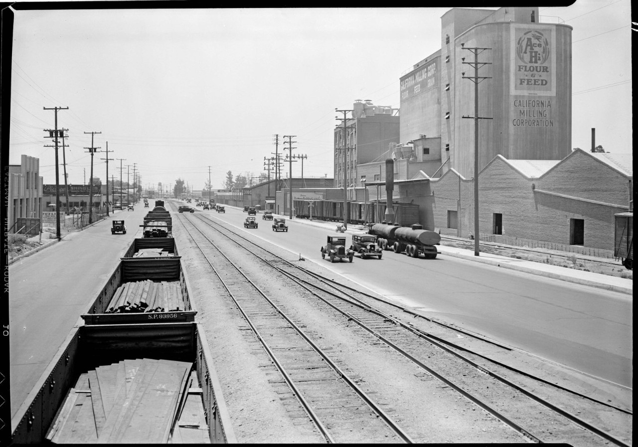 Southern Pacific Railroad lines en Alameda St., Los Angeles. 1930., Huntington Digital Library